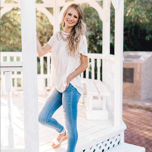 3/$20 • FLOWY BOHO TOP W/ TIE BACK - Picture 7 of 7